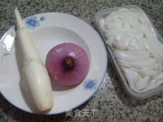 洋葱茭白炒河粉的做法步骤：1