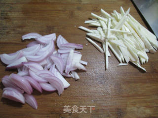洋葱茭白炒河粉的做法步骤：2