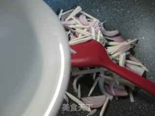 洋葱茭白炒河粉的做法步骤：4