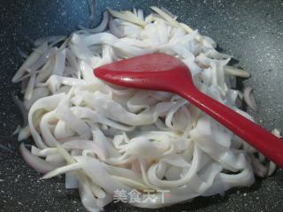 洋葱茭白炒河粉的做法步骤：6
