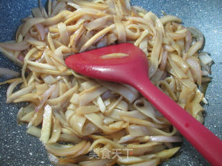 洋葱茭白炒河粉的做法步骤：9