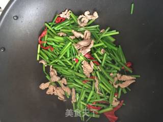 韭菜苔炒肉丝的做法步骤：9