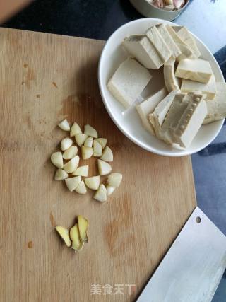 鲶鱼烧豆腐的做法步骤：2