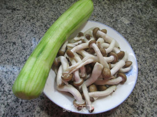 蟹味菇炒丝瓜的做法步骤：1