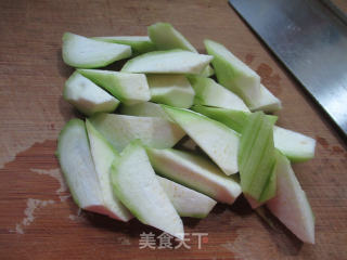 蟹味菇炒丝瓜的做法步骤：2