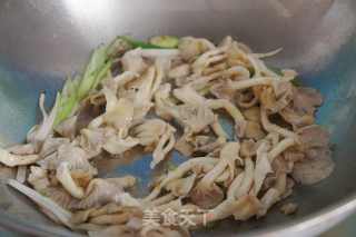 黄金菇炒肘子肉的做法步骤：5