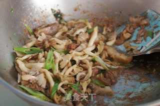黄金菇炒肘子肉的做法步骤：7