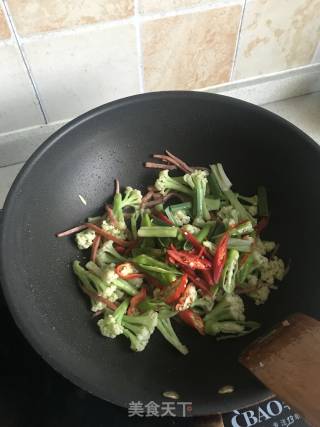 花菜炒火腿的做法步骤：6