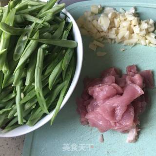 蒜蓉肉片炒四季豆的做法步骤：1