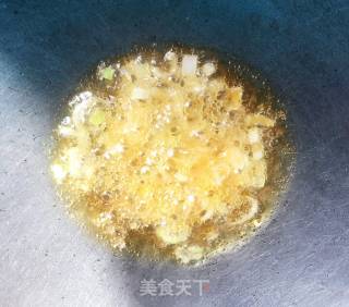 三文鱼韭菜炒饭#快手小炒菜#的做法步骤：4