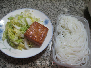 香干娃娃菜炒米粉的做法步骤：1