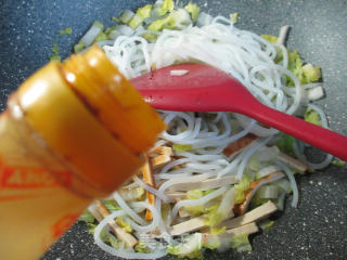 香干娃娃菜炒米粉的做法步骤：7