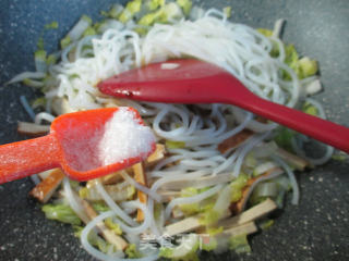 香干娃娃菜炒米粉的做法步骤：9