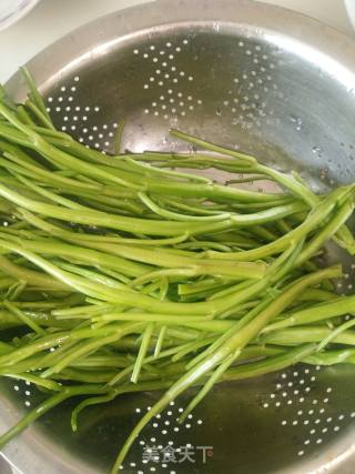 辣椒炒空心菜梗的做法步骤：1