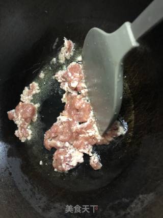 【兔子爱厨房】酸菜炒肉的做法步骤：3