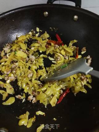 【兔子爱厨房】酸菜炒肉的做法步骤：4