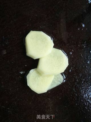 胡萝卜炒回锅肉的做法步骤：1