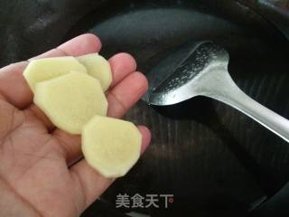 胡萝卜炒回锅肉的做法步骤：2