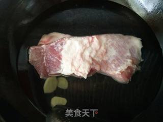 胡萝卜炒回锅肉的做法步骤：3