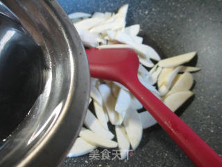 咸鸭蛋炒茭白的做法步骤：4