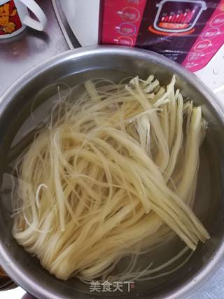 三伏天来碗冰冰凉凉的冷面吧的做法步骤：1