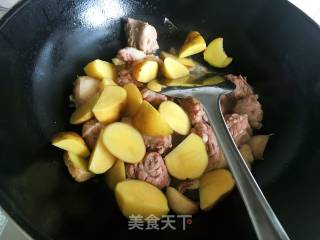 土豆烧鸭腿的做法步骤：5