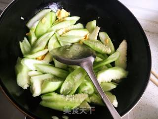 木耳炒丝瓜的做法步骤：5