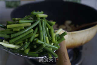 肉片鱿鱼炒蒜苔的做法步骤：4