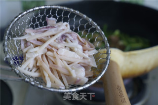 肉片鱿鱼炒蒜苔的做法步骤：5