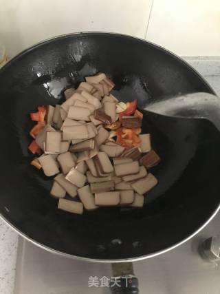 韭菜炒鸡蛋干的做法步骤：4