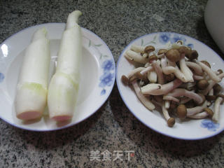 蟹味菇炒茭白的做法步骤：1