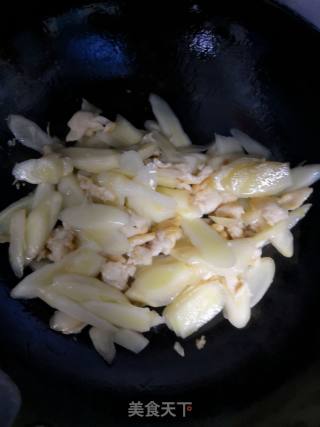 鸡胸肉炒鲜姜的做法步骤：3