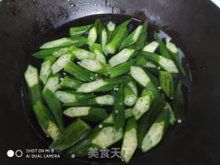 秋葵炒香肠的做法步骤：2