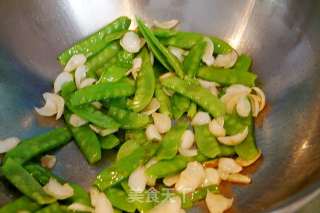 百合素炒荷兰豆的做法步骤：4