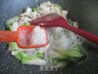咸鸭蛋丝瓜炒米粉的做法步骤：7