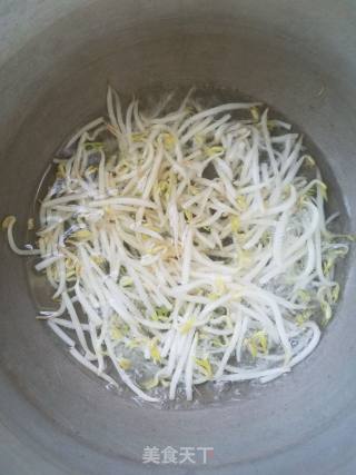 豆芽炒肉的做法步骤：2