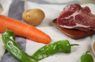 有家鲜厨房：小寒养生菜-土豆小炒肉的做法步骤：1