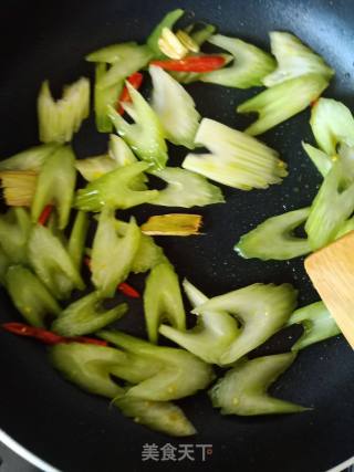 西芹炒香干的做法步骤：4