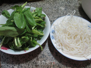 鸡毛菜炒米粉的做法步骤：1