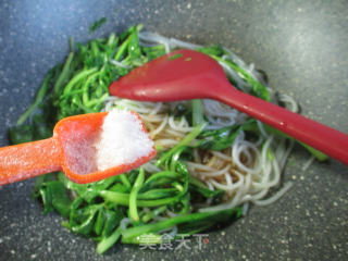 鸡毛菜炒米粉的做法步骤：7