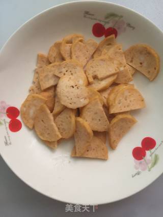 丝瓜炒肉饼的做法步骤：1
