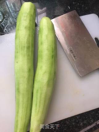 丝瓜炒肉饼的做法步骤：2