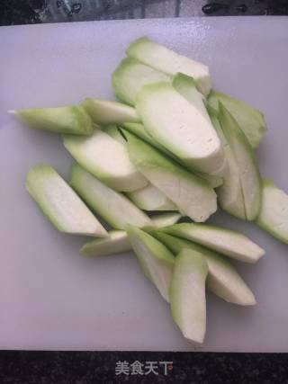 丝瓜炒肉饼的做法步骤：3