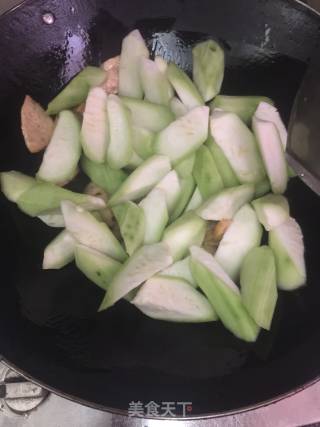 丝瓜炒肉饼的做法步骤：5