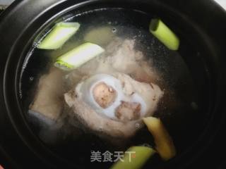 鲜虾:腿骨蘑菇鲜虾汤的做法步骤：3