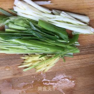 大葱猪肉龙的做法步骤：2