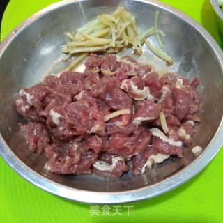 芹菜炒牛肉的做法步骤：1