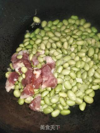 毛豆炒肉丝的做法步骤：2