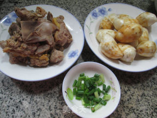 芋艿鸭肉汤的做法步骤：1