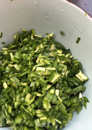 韭菜虾仁蛋饼的做法步骤：2